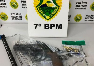 Arma calibre .22 com 10 muni&ccedil;&otilde;es intactas foi encontrada no porta-luvas de um ve&iacute;culo abordado na PR-323.