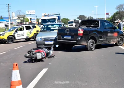 Colis&atilde;o entre Fiat Uno e Chevrolet Montana atingiu uma Honda Biz; motociclista caiu e sofreu corte na cabe&ccedil;a.