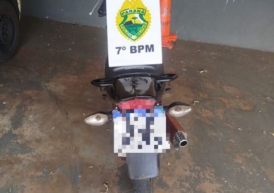 Motocicleta tinha escapamento irregular e d&eacute;bitos de licenciamento desde 2024; ve&iacute;culo foi recolhido pela PM.