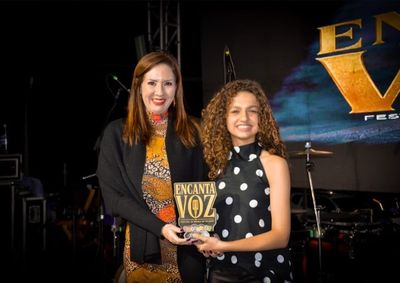 Representando Cruzeiro do Oeste, cantora se destacou entre talentos da regi&atilde;o e garantiu um lugar no p&oacute;dio do festival Encanta Voz.