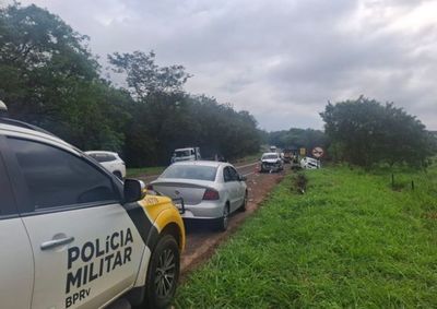 Chevrolet Zafira teria invadido a pista contr&aacute;ria e provocado uma sequ&ecirc;ncia de colis&otilde;es na PR-323.