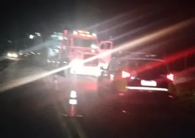 Acidente aconteceu no km 115, em Maria Helena; v&iacute;tima de 31 anos foi encaminhada ao hospital e motorista do caminh&atilde;o saiu ileso.