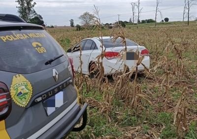 Carro foi encontrado abandonado &agrave;s margens da PR-479, em Tuneiras do Oeste, com placas que n&atilde;o correspondiam ao chassi.