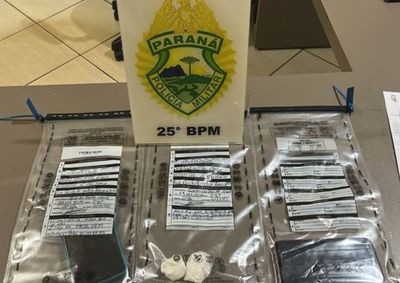 Passageiro teria dispensado um inv&oacute;lucro durante acompanhamento policial. Droga, moto e celulares foram apreendidos; preju&iacute;zo passa de R$ 11 mil.