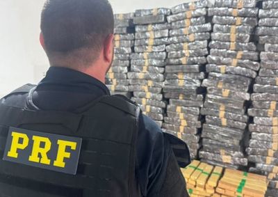 Motorista fugiu da abordagem, bateu em um barranco e abandonou a Hilux em movimento para entrar em um Astra que dava apoio.