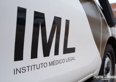 Odilon Lima, de 34 anos, foi encontrado gravemente ferido no quintal; suspeito fugiu ap&oacute;s ser visto pulando o muro da propriedade.