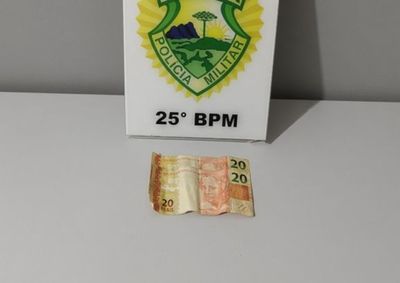 Suspeito afirmou estar armado durante o assalto e foi localizado pela PM ao sair do banheiro da Pra&ccedil;a Santos Dumont.