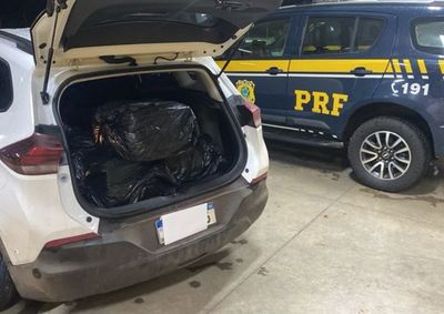 Suspeito abandonou o ve&iacute;culo e tentou fugir a p&eacute; ap&oacute;s abordagem da PRF em Alto Para&iacute;so; droga teria como destino Passo Fundo (RS).