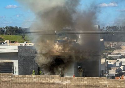 Fogo atingiu uma resid&ecirc;ncia no Condom&iacute;nio Paysage Essenza, pr&oacute;ximo ao Shopping Palladium, na tarde desta quarta-feira (2).