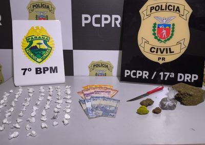 Homem de 21 anos e mulher de 22 foram presos; opera&ccedil;&atilde;o apreendeu maconha, coca&iacute;na, dinheiro e uma faca.