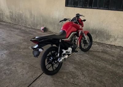PM recebeu den&uacute;ncia de que motociclista trafegava na contram&atilde;o e fazia manobras perigosas; ve&iacute;culo foi encontrado estacionado e sem condutor.