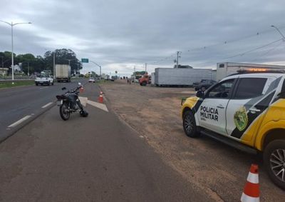 Acidente aconteceu no in&iacute;cio da manh&atilde;, em Umuarama. Motociclista foi levado ao Uopeccan; Gol acabou apreendido por restri&ccedil;&otilde;es.