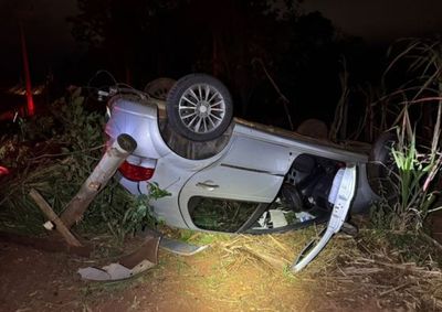 Motorista de 59 anos aquaplanou ao passar por uma po&ccedil;a d&rsquo;&aacute;gua, saiu da pista e capotou; carro parou de rodas para cima em um pasto.