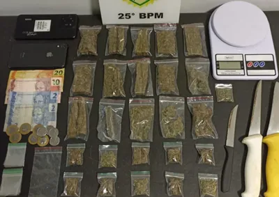 Den&uacute;ncias an&ocirc;nimas levaram equipes do 25&ordm; BPM at&eacute; uma resid&ecirc;ncia no Jardim Uni&atilde;o; quase 330 gramas de maconha foram apreendidas.