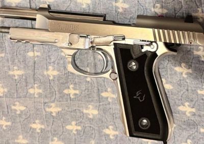 Mandado foi cumprido no conjunto Sonho Meu; arma, carregadores e muni&ccedil;&otilde;es foram recolhidos. Investigado n&atilde;o foi preso em flagrante.
