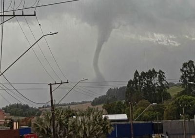 Fen&ocirc;meno ocorreu na &aacute;rea rural na tarde de sexta-feira (11) e foi formado por uma superc&eacute;lula; intensidade ainda ser&aacute; definida pelo Simepar.