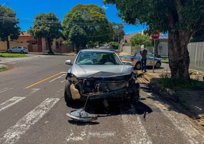 Acidente ocorreu na avenida Pernambuco com a rua Mato Grosso; os dois motoristas haviam passado por cirurgias recentemente e foram levados para avalia&ccedil;&atilde;o m