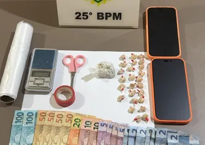 A&ccedil;&atilde;o policial apreendeu cerca de 37 gramas de subst&acirc;ncia an&aacute;loga ao crack na noite de quinta-feira (22); um homem e uma mulher foram encaminhados &agrave; delegac