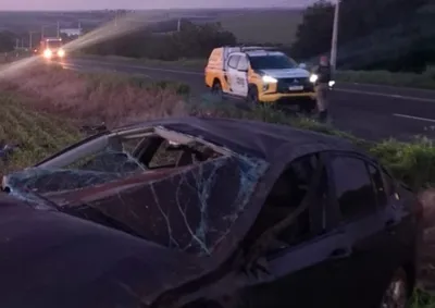 Motorista foi ejetado de um Chevrolet Onix ap&oacute;s perder o controle da dire&ccedil;&atilde;o; acidente aconteceu na madrugada desta segunda-feira (19).