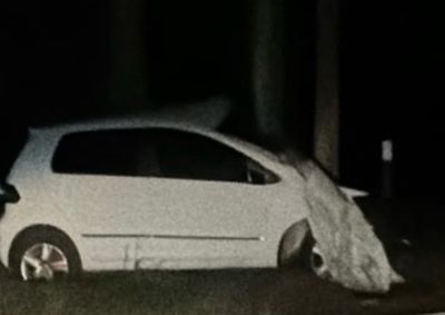 Colis&atilde;o envolvendo um VW Fox e uma caminhonete ocorreu na noite deste s&aacute;bado (24); outra pessoa tamb&eacute;m teria sido v&iacute;tima do acidente.