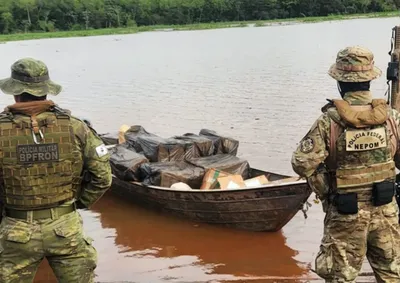 Embarca&ccedil;&atilde;o transportava cigarros paraguaios e centenas de pacotes de agrot&oacute;xicos; preju&iacute;zo estimado ao crime organizado &eacute; de R$ 265 mil.