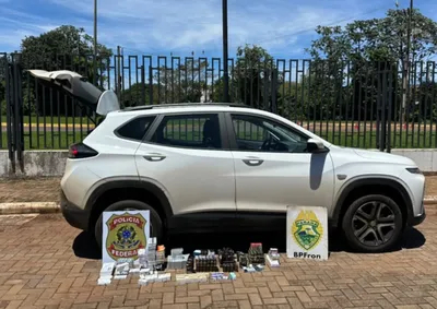 Produtos foram encontrados em uma mochila no porta-malas de um carro durante fiscaliza&ccedil;&atilde;o; material foi encaminhado &agrave; Delegacia da Pol&iacute;cia Federal.