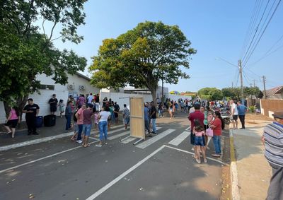 Nas primeiras horas, as se&ccedil;&otilde;es eleitorais funcionaram sem contratempos, e os eleitores se mostraram dispostos a exercer seu direito ao voto.