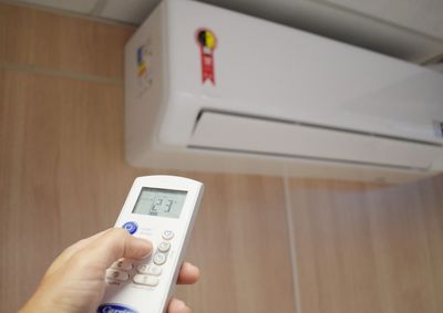 Com o calor, uso de ar-condicionado e geladeiras exige aten&ccedil;&atilde;o para evitar gastos excessivos; veja as dicas.