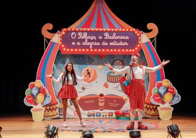 Alunos da Escola Municipal Drummond de Andrade assistiram ao espet&aacute;culo que usa o humor do circo para combater o preconceito dentro do ambiente escolar

