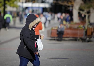 Tamb&eacute;m &eacute; recomendado usar roupas adequadas, manter boa alimenta&ccedil;&atilde;o e hidrata&ccedil;&atilde;o, priorizar bebidas quentes e refei&ccedil;&otilde;es como sopas e caldos