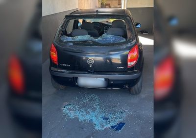 Ve&iacute;culo estava estacionado na garagem da resid&ecirc;ncia e foi encontrado com o para-brisa traseiro destru&iacute;do ao amanhecer; Pol&iacute;cia Civil investiga o caso.