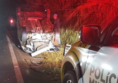 Acidente aconteceu durante a madrugada; motorista perdeu o controle do ve&iacute;culo, saiu da pista e foi encaminhado ao hospital
