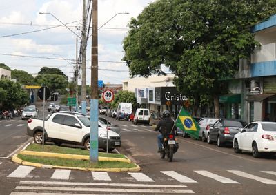 A maioria do com&eacute;rcio deve funcionar at&eacute; as 13h30, enquanto reparti&ccedil;&otilde;es p&uacute;blicas e escolas municipais encerram as atividades &agrave;s 12h.