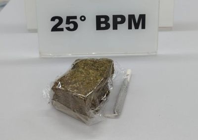 Pol&iacute;cia Militar apreendeu cerca de 116 gramas da subst&acirc;ncia; motorista afirmou que a droga era destinada ao consumo pessoal.