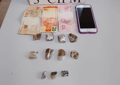 Por&ccedil;&otilde;es de maconha prontas para venda, haxixe e dinheiro foram apreendidos.