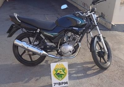 Acelera&ccedil;&otilde;es bruscas e ru&iacute;dos excessivos chamaram a aten&ccedil;&atilde;o da PM; condutor n&atilde;o possu&iacute;a habilita&ccedil;&atilde;o e motocicleta apresentava irregularidades.