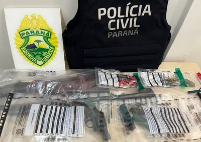 A&ccedil;&atilde;o das pol&iacute;cias Civil e Militar cumpriu cinco mandados de busca e apreens&atilde;o e resultou na apreens&atilde;o de coca&iacute;na, crack, maconha, dinheiro e armamento