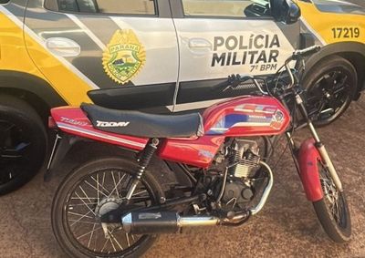 Policiais constataram que o condutor n&atilde;o possu&iacute;a CNH e que a motocicleta estava com licenciamento vencido e em desacordo com as normas de tr&acirc;nsito