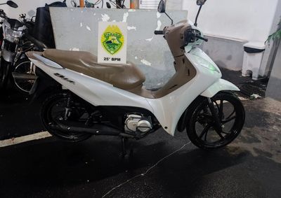 Honda Biz foi encontrada estacionada na varanda de uma resid&ecirc;ncia na &aacute;rea central da cidade durante a Opera&ccedil;&atilde;o Omnis
