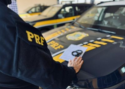 A condena&ccedil;&atilde;o re&uacute;ne crimes de tr&aacute;fico de drogas, recepta&ccedil;&atilde;o, adultera&ccedil;&atilde;o de ve&iacute;culo, falsifica&ccedil;&atilde;o de documento p&uacute;blico e uso de documento falso
