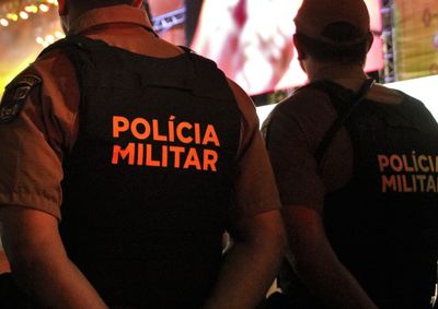 V&iacute;tima relatou que o homem levou o carro e seus pertences; ela procurou a Pol&iacute;cia Militar descal&ccedil;a para pedir ajuda.