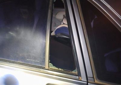 A Defesa Civil precisou quebrar o vidro traseiro do ve&iacute;culo para retirar a crian&ccedil;a de 11 meses.