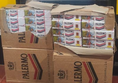 Ve&iacute;culo foi abordado na PR-082 com quatro caixas de cigarros estrangeiros; carro e mercadoria foram encaminhados &agrave; Pol&iacute;cia Federal.