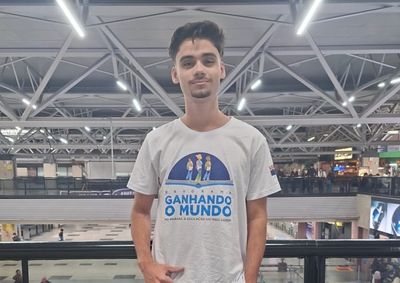 Heros Emanuel ficar&aacute; cinco meses em Timaru por meio do programa Ganhando o Mundo; conquista &eacute; resultado de dedica&ccedil;&atilde;o e amor pelos estudos.