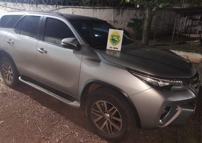 Ve&iacute;culo furtado na &aacute;rea central de Umuarama foi localizado e interceptado em Alto Para&iacute;so com homem de 18 anos, preso em flagrante pela PM.