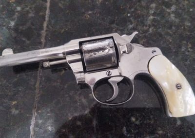 Suspeito teria atirado para o alto em um estabelecimento comercial; rev&oacute;lver calibre .32 foi apreendido pela Pol&iacute;cia Militar.