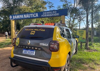 V&iacute;tima tentou alcan&ccedil;ar um barco que se soltou da corda e desapareceu nas &aacute;guas pr&oacute;ximo &agrave; rampa n&aacute;utica; equipes realizam buscas.