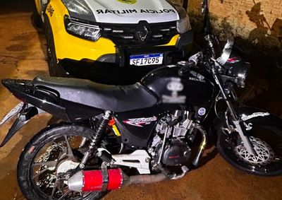 Abordagem ocorreu ap&oacute;s o condutor ser flagrado realizando a manobra conhecida como "cortar giro"; ele n&atilde;o possu&iacute;a CNH e a moto tinha irregularidades.