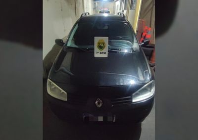 Autom&oacute;vel chamou a aten&ccedil;&atilde;o da Pol&iacute;cia Militar por apresentar pel&iacute;cula excessivamente escura; abordagem ocorreu no bairro Cidade Alta