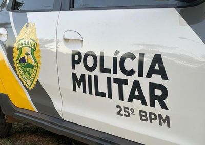 V&iacute;tima de 47 anos sofreu corte no superc&iacute;lio e levou quatro pontos; duas suspeitas foram procuradas pela PM, mas n&atilde;o localizadas.
